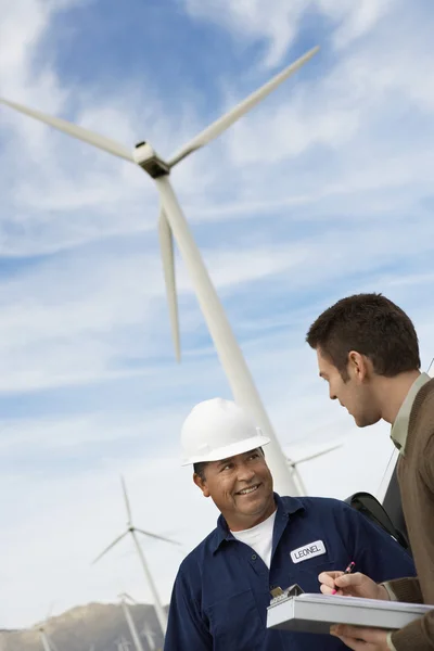 Ingenieure im Windpark — Stockfoto