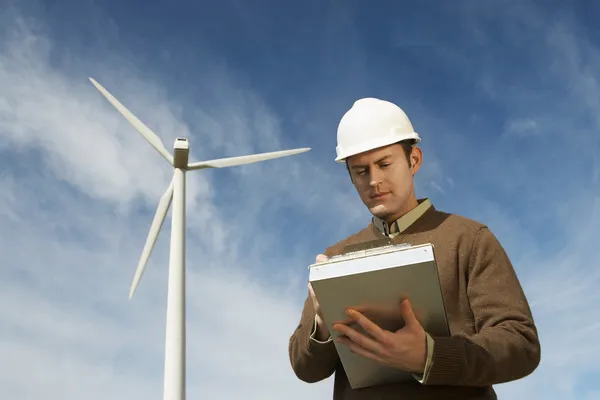Ingenjör som arbetar på wind farm — Stockfoto