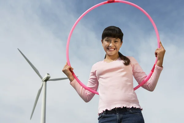 Hula hoop tutan kız — Stok fotoğraf
