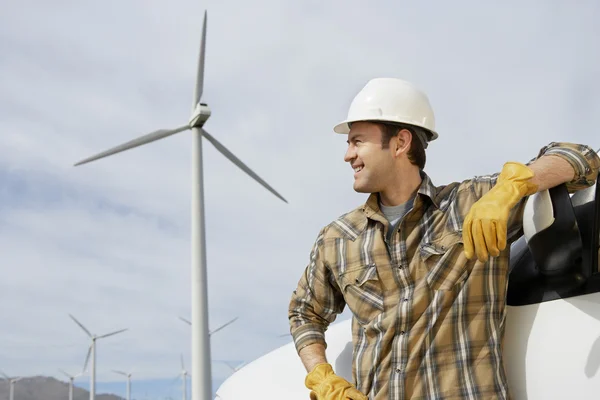 Ingenieur mit Auto im Windpark — Stockfoto