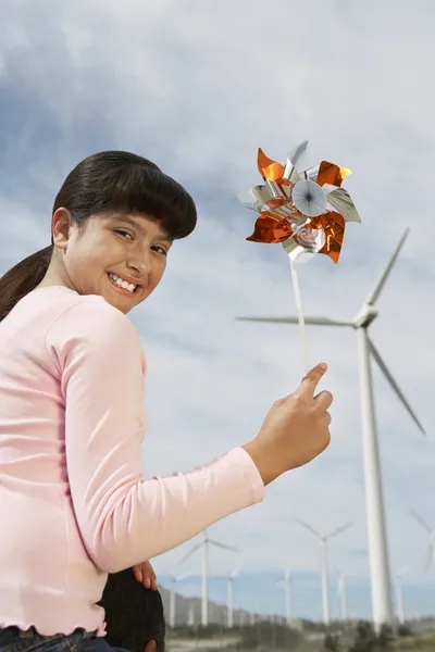 Joven chica sosteniendo juguete molino de viento — Foto de Stock