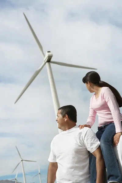 Padre e hija cerca de aerogeneradores en el parque eólico — Foto de Stock