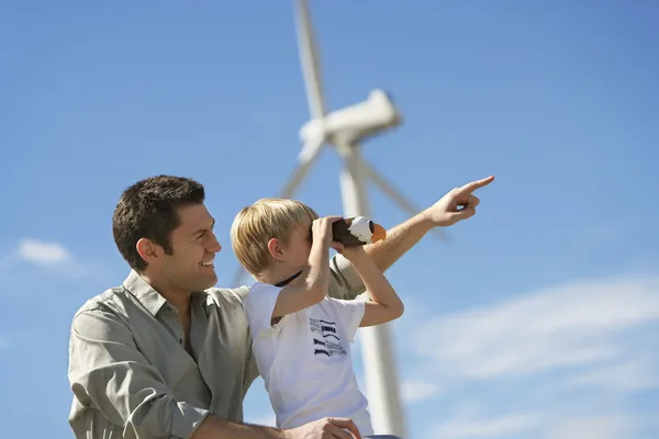 Junge mit Vater im Windpark — Stockfoto