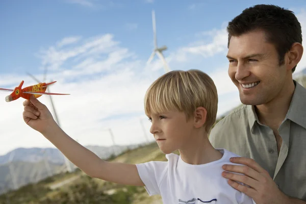 Jongen speelgoed zweefvliegtuig met vader houden — Stockfoto