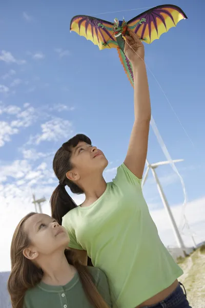 Zwei Mädchen spielen mit drachen — Stockfoto