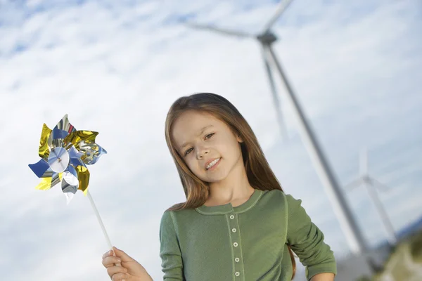 Chica sosteniendo juguete molino de viento — Foto de Stock