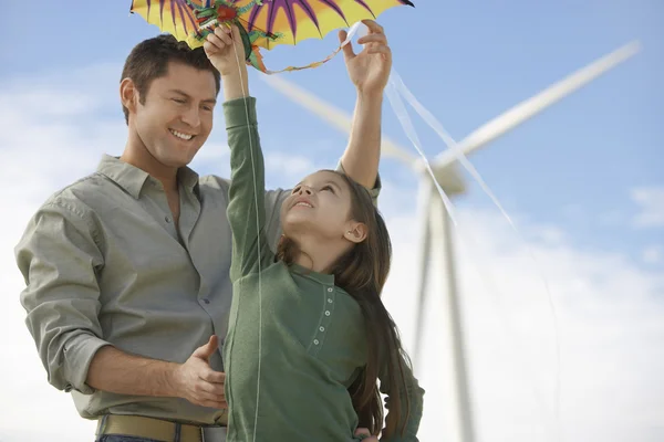 Père et fille jouant avec cerf-volant — Photo