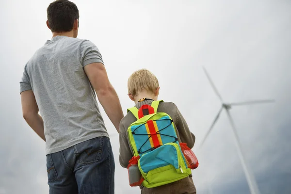 Far och son på wind farm — Stockfoto