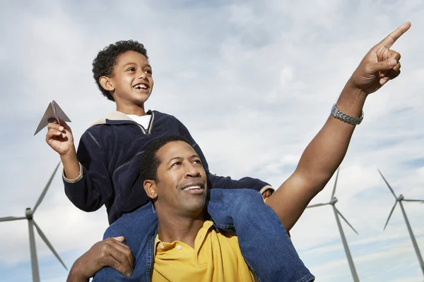 Ragazzo con aereo di carta seduto sulle spalle del padre — Foto Stock