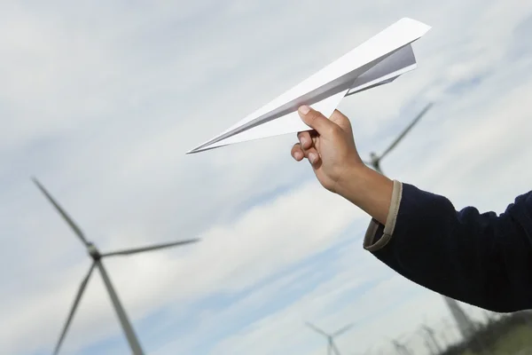 Jungen Hand werfen Papierflieger — Stockfoto