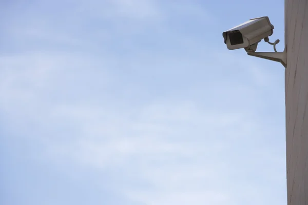 Cámara de seguridad en la pared —  Fotos de Stock