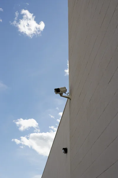 Telecamere di sicurezza sul muro di costruzione — Foto Stock