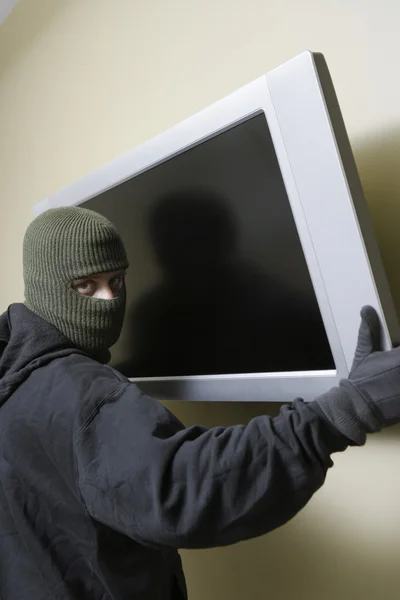Düz ekran televizyon çalan hırsız — Stok fotoğraf
