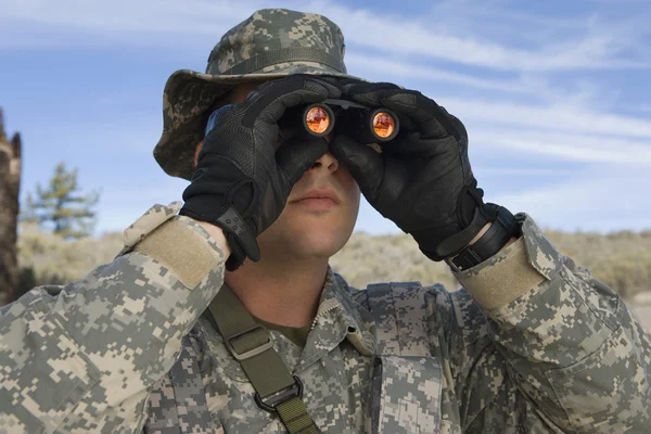 Voják při pohledu dalekohledem — Stock fotografie