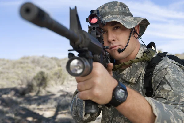 Soldado apontando metralhadora — Fotografia de Stock