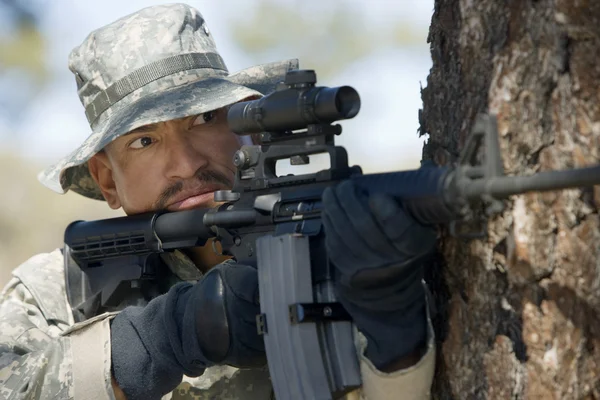 Soldat zielte mit Maschinengewehr — Stockfoto