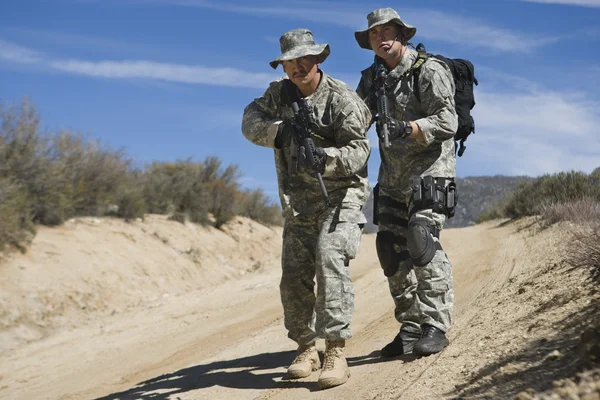 Dos soldados durante el entrenamiento — Foto de Stock