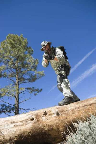 Солдат з гвинтівкою стоїть на дерев'яному багажнику — стокове фото