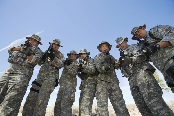 Retrato de grupo de soldados apontando armas — Fotografia de Stock