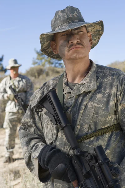 Soldats armés sur le terrain — Photo