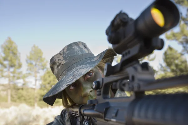 Soldat pekar gevär — Stockfoto