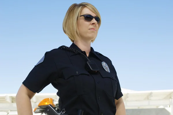 Politie-officier dragen van een zonnebril — Stockfoto