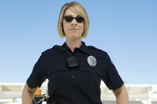 Polis bär solglasögon — Stockfoto