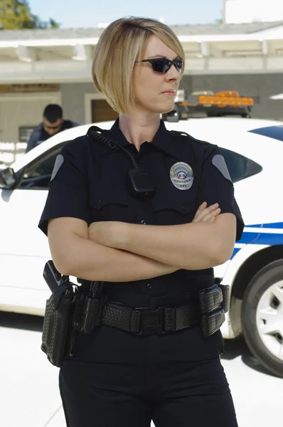 Polis bär solglasögon — Stockfoto