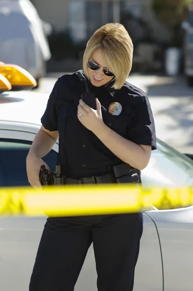 Policjant za pomocą radiotelefonów — Zdjęcie stockowe