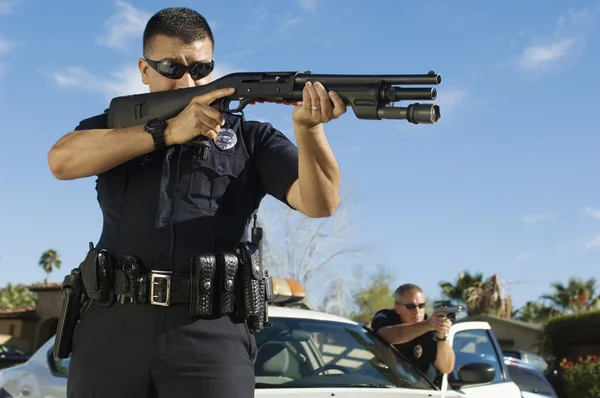 Policejní důstojník s brokovnicí — Stock fotografie