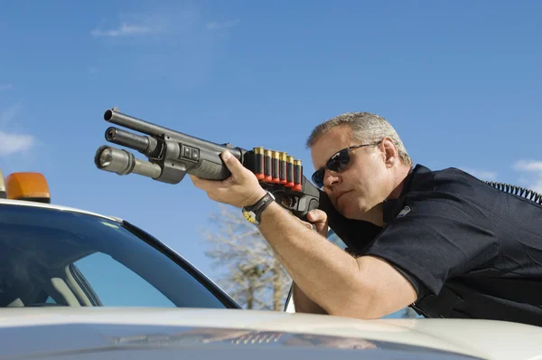 Policial apontando espingarda — Fotografia de Stock