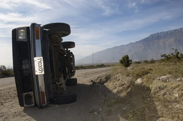 Rolled Over coche en el desierto —  Fotos de Stock