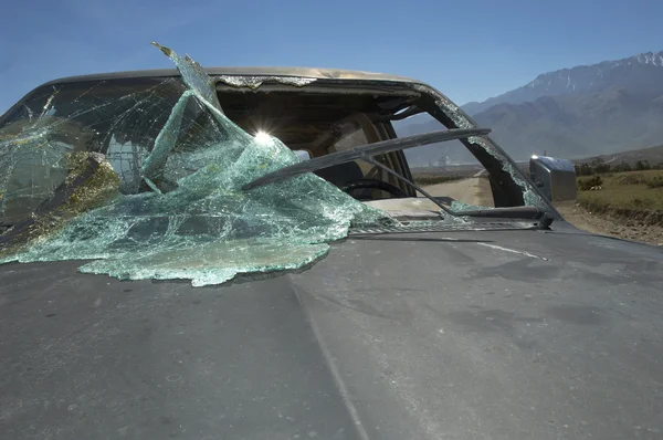 Kırık ön cam ile araba — Stok fotoğraf