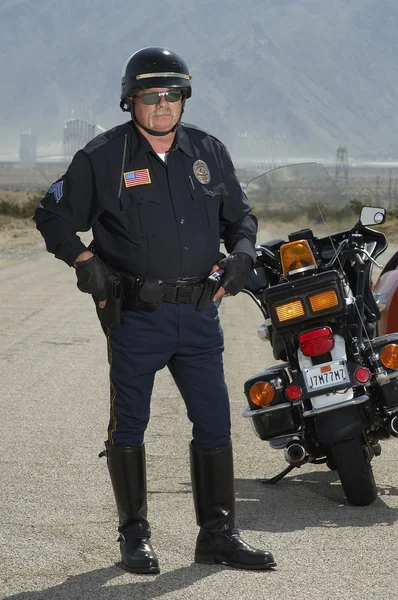 Trafik cop med motorcykel — Stockfoto