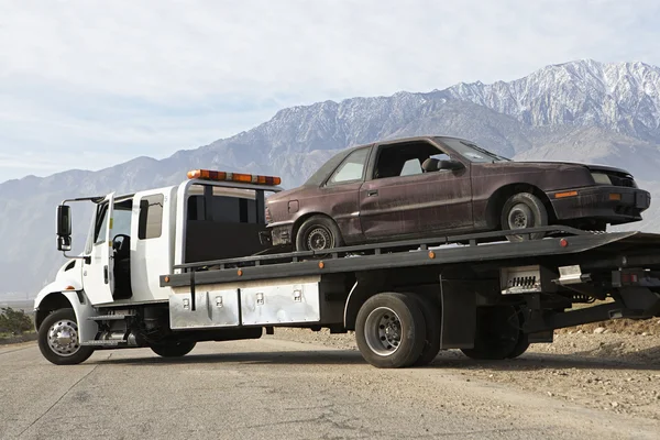 Kaputtes Auto auf Abschleppwagen — Stockfoto