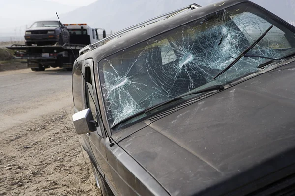 Auto mit zerbrochener Windschutzscheibe — Stockfoto