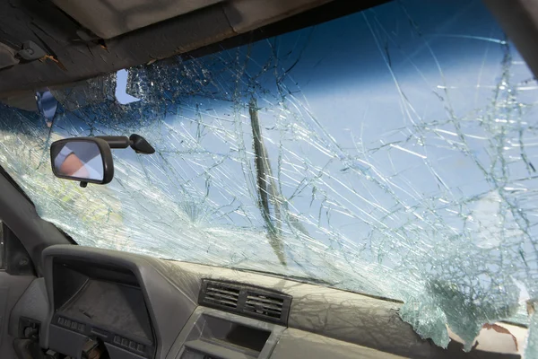 壊れた車のフロント ガラス — ストック写真