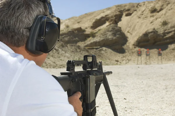 Man Aiming Machine Gun At Firing Range — Stock Photo, Image