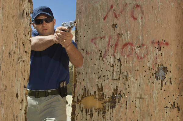 Man Aiming Hand Gun At Firing Range — Stock Photo, Image