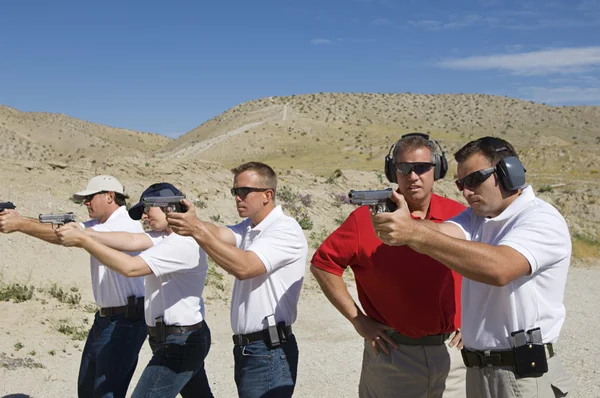 Instructor Assisting Officers At Firing Range — Stock Photo, Image