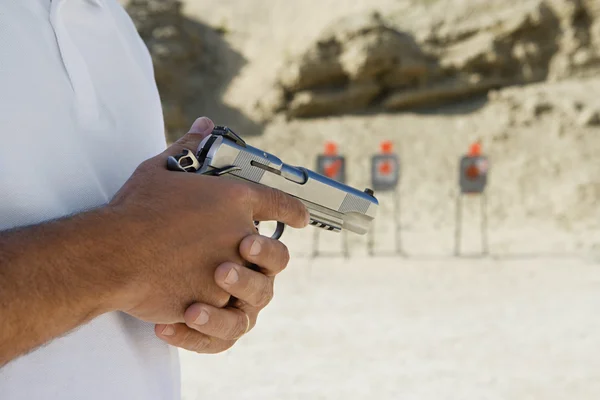 Sezione centrale di un uomo che tiene la pistola a mano — Foto Stock