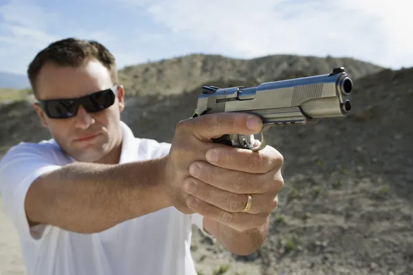 Hombre apuntando pistola de mano — Foto de Stock