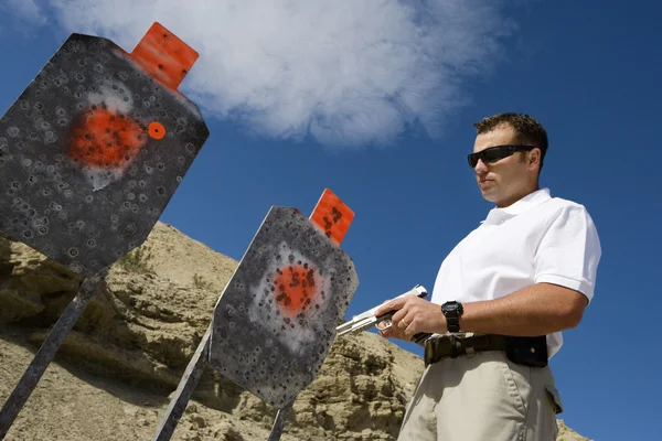 Man With Hand Gun Near Targets At Firing Range — Stock Photo, Image