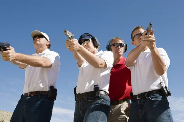 Instructor Assisting With Guns At Firing Range — Stock Photo, Image