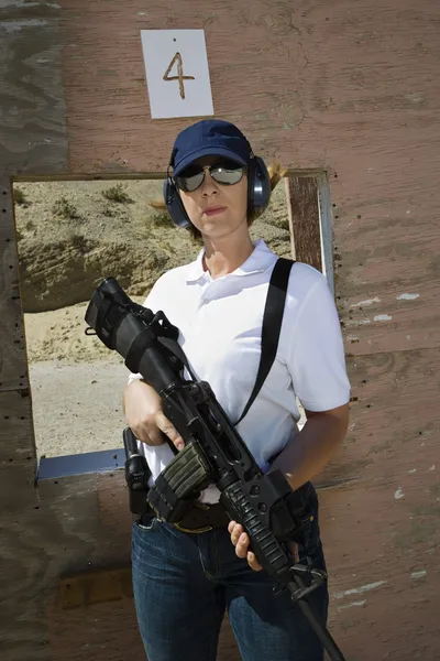 Kvinna med kulspruta på firing range — Stockfoto