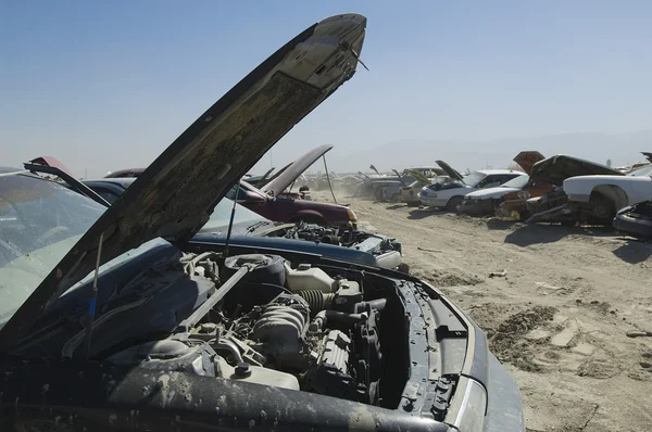 Coches en Junkyard — Foto de Stock