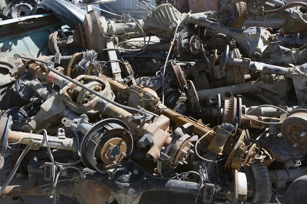 堆的生锈汽车零件 — 图库照片