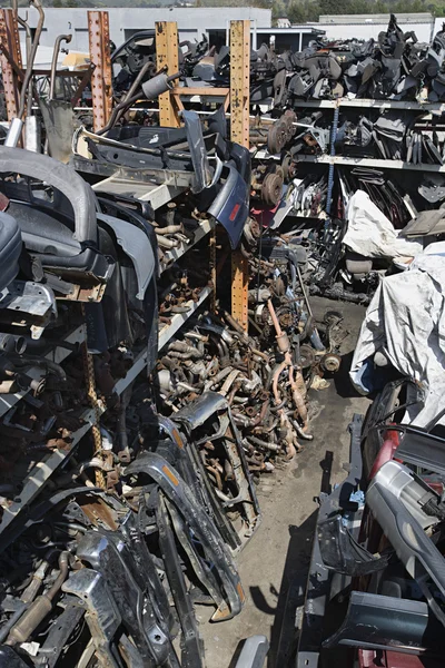 Piezas de coche en chatarra — Foto de Stock