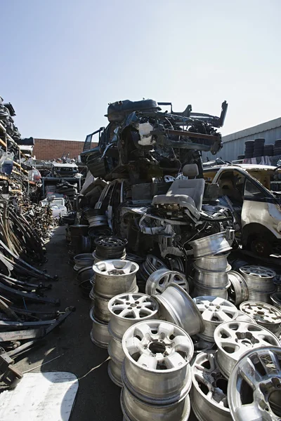 Partes del vehículo en el depósito de chatarra — Foto de Stock