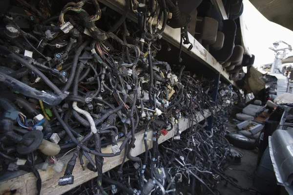 Peças de carro no ferro-velho — Fotografia de Stock